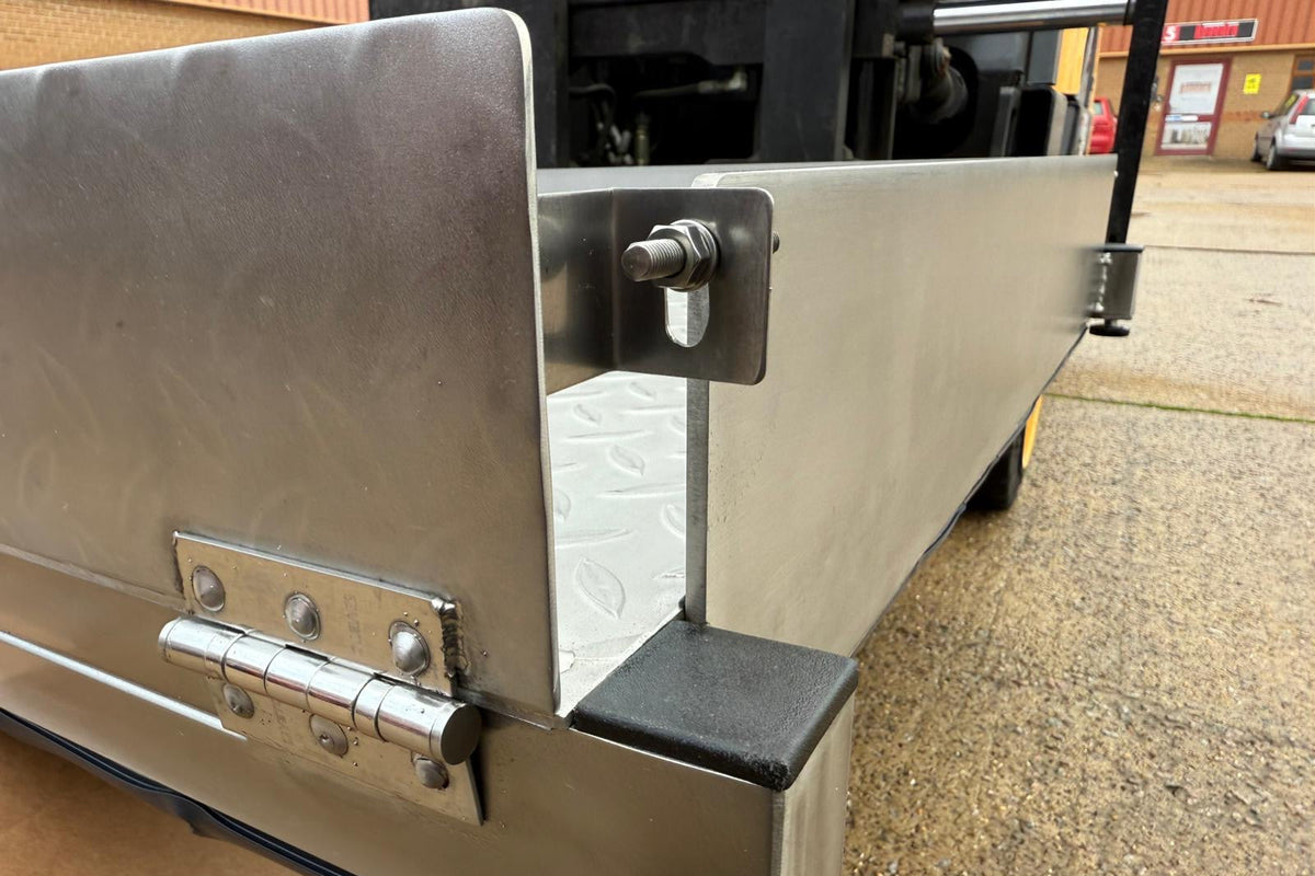 Stainless construction with food-grade hinges. Adjustable feet for in-situ levelling.